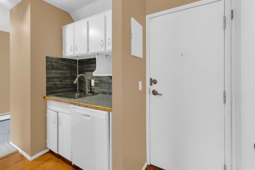 3204-4001C 49 Street Nw, Calgary, AB - Indoor Photo Showing Other Room