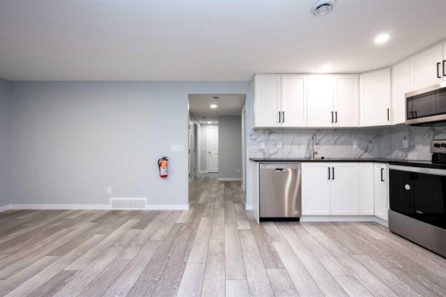 338 Magnolia Way Se, Calgary, AB - Indoor Photo Showing Kitchen