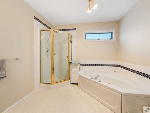 81 Prominence View Sw, Calgary, AB - Indoor Photo Showing Bathroom