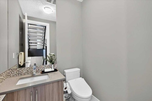 217 32 Avenue Nw, Calgary, AB - Indoor Photo Showing Bathroom