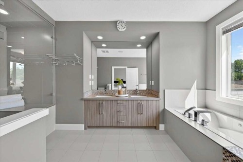217 32 Avenue Nw, Calgary, AB - Indoor Photo Showing Bathroom
