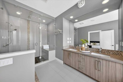 217 32 Avenue Nw, Calgary, AB - Indoor Photo Showing Bathroom
