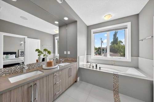 217 32 Avenue Nw, Calgary, AB - Indoor Photo Showing Bathroom