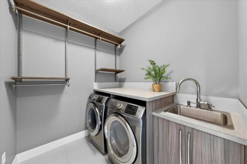 217 32 Avenue Nw, Calgary, AB - Indoor Photo Showing Laundry Room