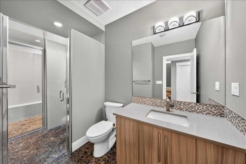 217 32 Avenue Nw, Calgary, AB - Indoor Photo Showing Bathroom