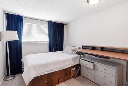7341 36 Avenue Nw, Calgary, AB - Indoor Photo Showing Bedroom