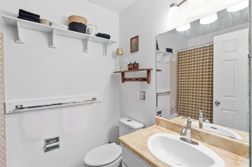 7341 36 Avenue Nw, Calgary, AB - Indoor Photo Showing Bathroom