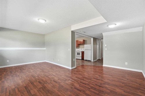 7341 36 Avenue Nw, Calgary, AB - Indoor Photo Showing Other Room