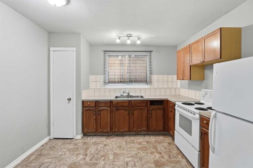 7341 36 Avenue Nw, Calgary, AB - Indoor Photo Showing Kitchen With Double Sink