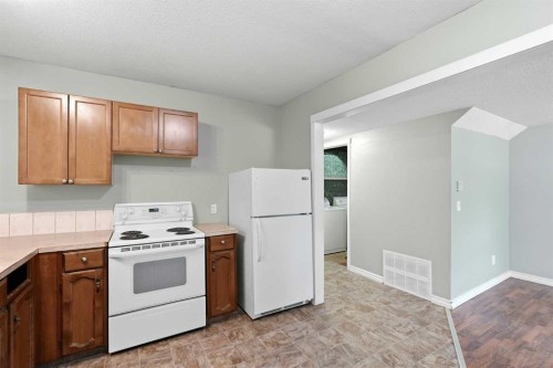 7341 36 Avenue Nw, Calgary, AB - Indoor Photo Showing Kitchen