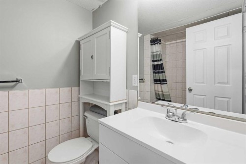 7341 36 Avenue Nw, Calgary, AB - Indoor Photo Showing Bathroom