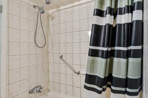 7341 36 Avenue Nw, Calgary, AB - Indoor Photo Showing Bathroom
