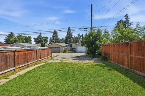 7341 36 Avenue Nw, Calgary, AB - Outdoor