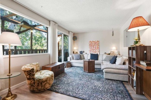 7341 36 Avenue Nw, Calgary, AB - Indoor Photo Showing Living Room