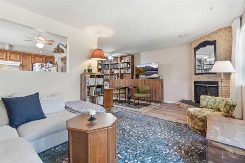 7341 36 Avenue Nw, Calgary, AB - Indoor Photo Showing Living Room