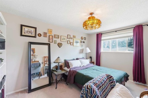 7341 36 Avenue Nw, Calgary, AB - Indoor Photo Showing Bedroom