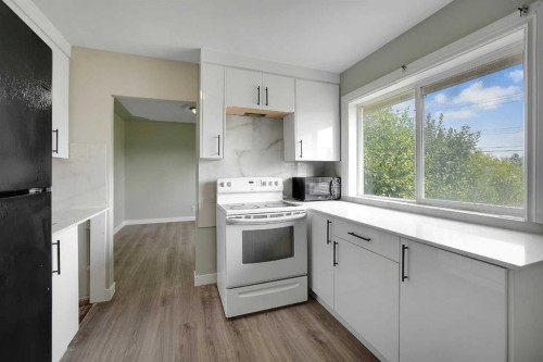 1506 36 Street Se, Calgary, AB - Indoor Photo Showing Kitchen