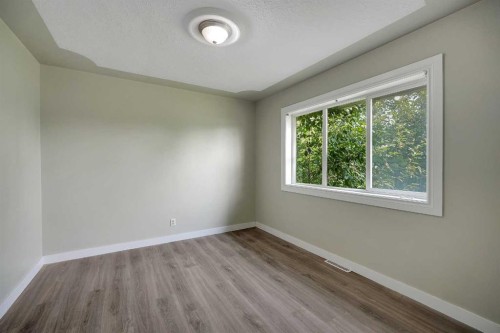 1506 36 Street Se, Calgary, AB - Indoor Photo Showing Other Room