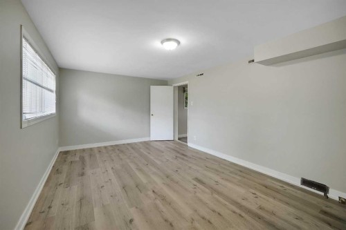 1506 36 Street Se, Calgary, AB - Indoor Photo Showing Other Room