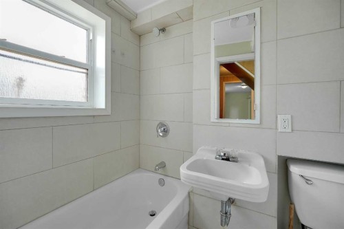 1506 36 Street Se, Calgary, AB - Indoor Photo Showing Bathroom
