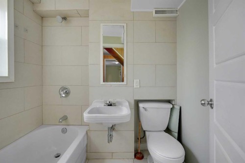 1506 36 Street Se, Calgary, AB - Indoor Photo Showing Bathroom