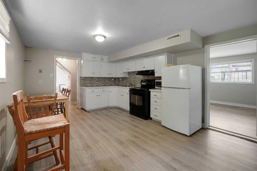 1506 36 Street Se, Calgary, AB - Indoor Photo Showing Kitchen