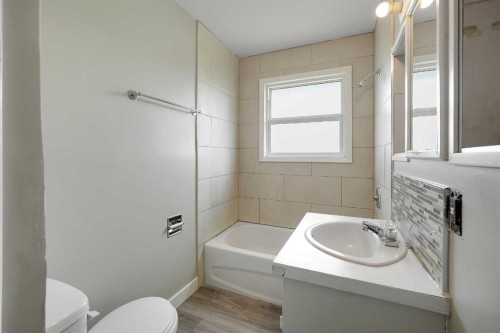 1506 36 Street Se, Calgary, AB - Indoor Photo Showing Bathroom