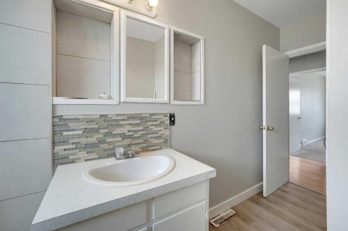 1506 36 Street Se, Calgary, AB - Indoor Photo Showing Bathroom