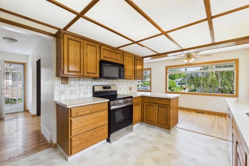 83 Westover Drive Sw, Calgary, AB - Indoor Photo Showing Kitchen