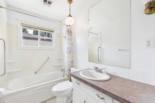 83 Westover Drive Sw, Calgary, AB - Indoor Photo Showing Bathroom