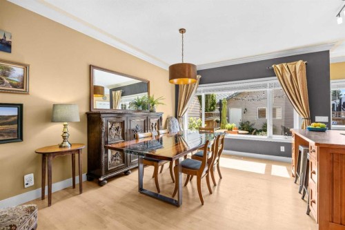 301 29 Avenue Ne, Calgary, AB - Indoor Photo Showing Dining Room