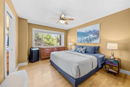 301 29 Avenue Ne, Calgary, AB - Indoor Photo Showing Bedroom