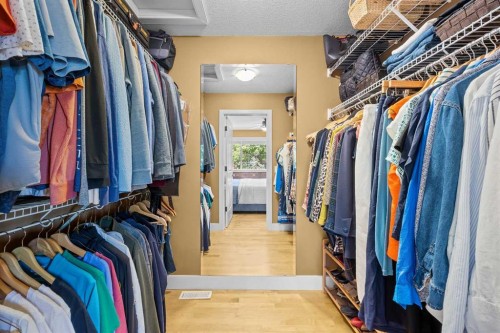 301 29 Avenue Ne, Calgary, AB - Indoor With Storage