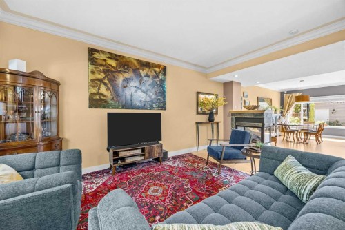 301 29 Avenue Ne, Calgary, AB - Indoor Photo Showing Living Room