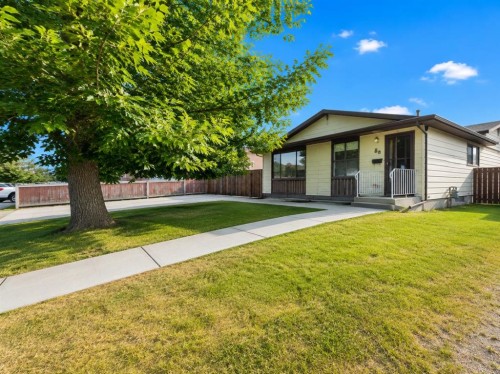 88 Castleglen Way Ne, Calgary, AB - Outdoor