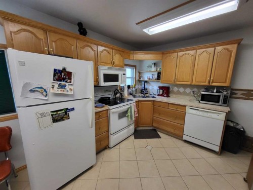 2522 17 Street Se, Calgary, AB - Indoor Photo Showing Kitchen