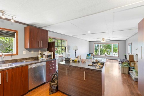 129 Big Hill Place Se, Airdrie, AB - Indoor Photo Showing Kitchen