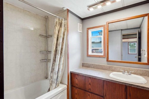 129 Big Hill Place Se, Airdrie, AB - Indoor Photo Showing Bathroom