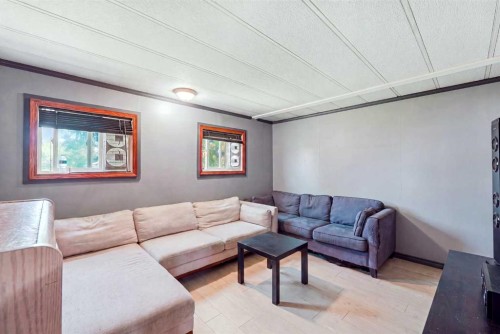129 Big Hill Place Se, Airdrie, AB - Indoor Photo Showing Living Room