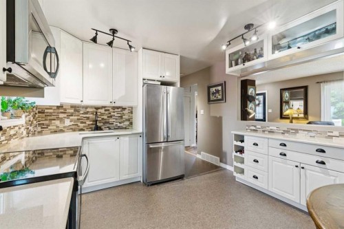 6111 Bow Crescent Nw, Calgary, AB - Indoor Photo Showing Kitchen