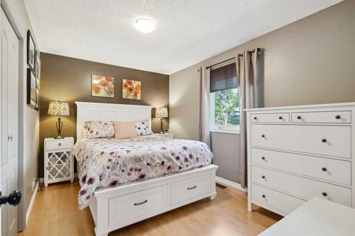 6111 Bow Crescent Nw, Calgary, AB - Indoor Photo Showing Bedroom