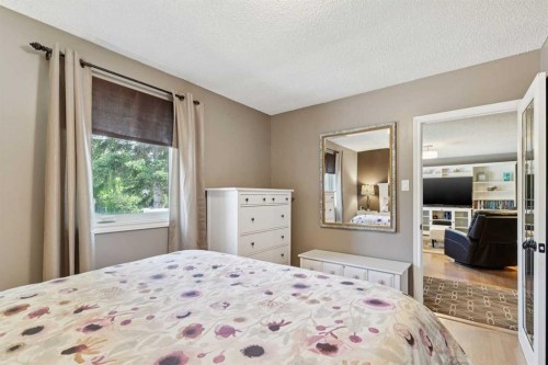 6111 Bow Crescent Nw, Calgary, AB - Indoor Photo Showing Bedroom