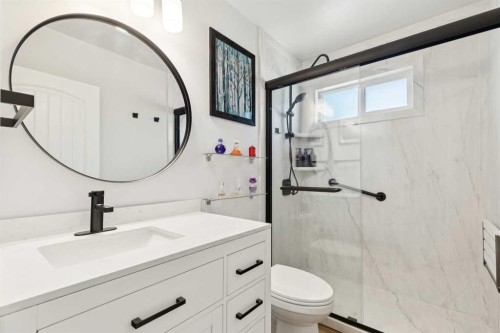 6111 Bow Crescent Nw, Calgary, AB - Indoor Photo Showing Bathroom