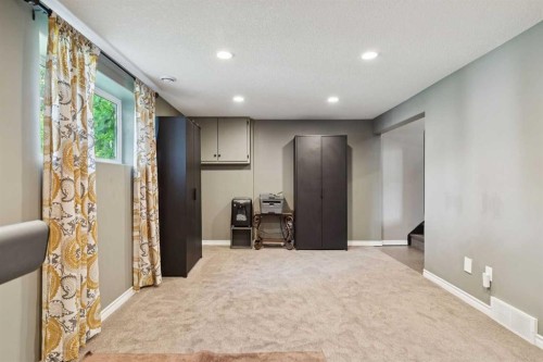 6111 Bow Crescent Nw, Calgary, AB - Indoor Photo Showing Other Room