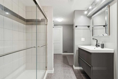 6111 Bow Crescent Nw, Calgary, AB - Indoor Photo Showing Bathroom