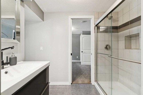 6111 Bow Crescent Nw, Calgary, AB - Indoor Photo Showing Bathroom