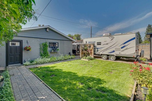 6111 Bow Crescent Nw, Calgary, AB - Outdoor