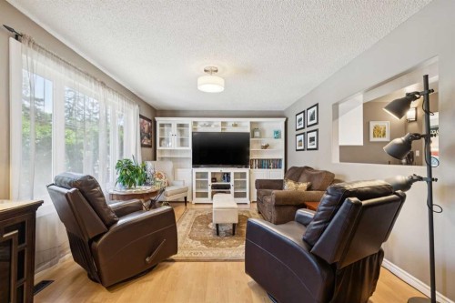 6111 Bow Crescent Nw, Calgary, AB - Indoor Photo Showing Living Room
