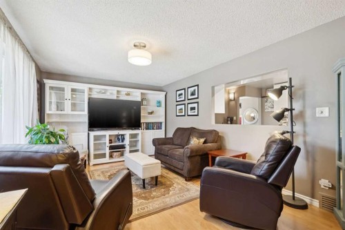 6111 Bow Crescent Nw, Calgary, AB - Indoor Photo Showing Living Room