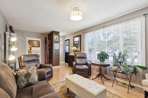 6111 Bow Crescent Nw, Calgary, AB - Indoor Photo Showing Living Room